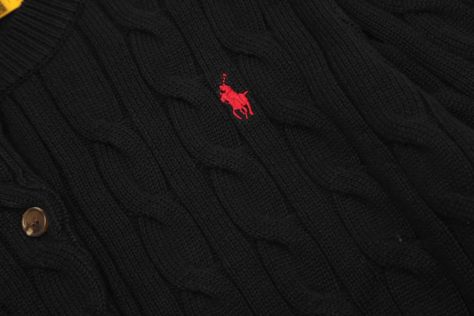🅿️230 "Top quality" Style number: DS006# [Ralph Lauren round neck solid color pony embroidered logo twist knitted cardigan] ✅Ralph Lauren classic basic versatile knitted cardigan jacket for all seasons ✅Main supplier platform live broadcast Wholesale entity Replacement if out of stock No removal from shelves ✅ZP quality 1:1 version Scan code to enter the GF website Counter quality ✅Detailed quality The only one in Guangzhou Imported quality cotton yarn Focusing on high-end, cost-effective, and good quality. Needless to say, the version is restored to the original version. The maximum size can be worn up to 160 pounds. Loose, comfortable and stress-free. ✅The upper body is simple and easy to match. A must-have for goddess ootd. Good-looking clothes are never picky. A must-have in the goddess’ wardrobe. Size: S-XL. Color: Black, navy, off-white, gray, light blue, light pink, colorful blue, khaki, bright yellow, purple, Chinese red, turquoise green.